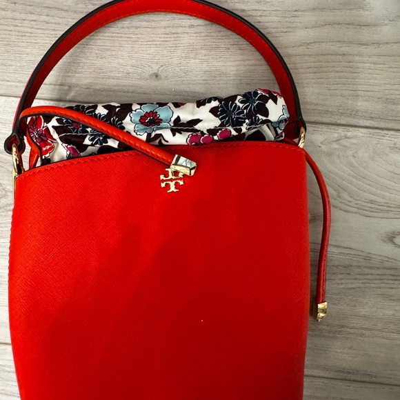 Tory Burch Emerson mini drawstring bucket bag - Picture 5 of 9